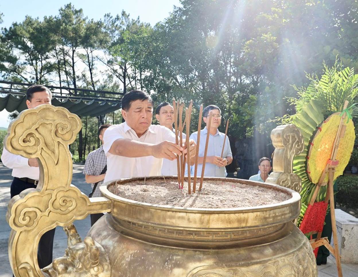 Phó Thủ tướng Nguyễn Chí Dũng tri ân các anh hùng liệt sĩ- Ảnh 9.