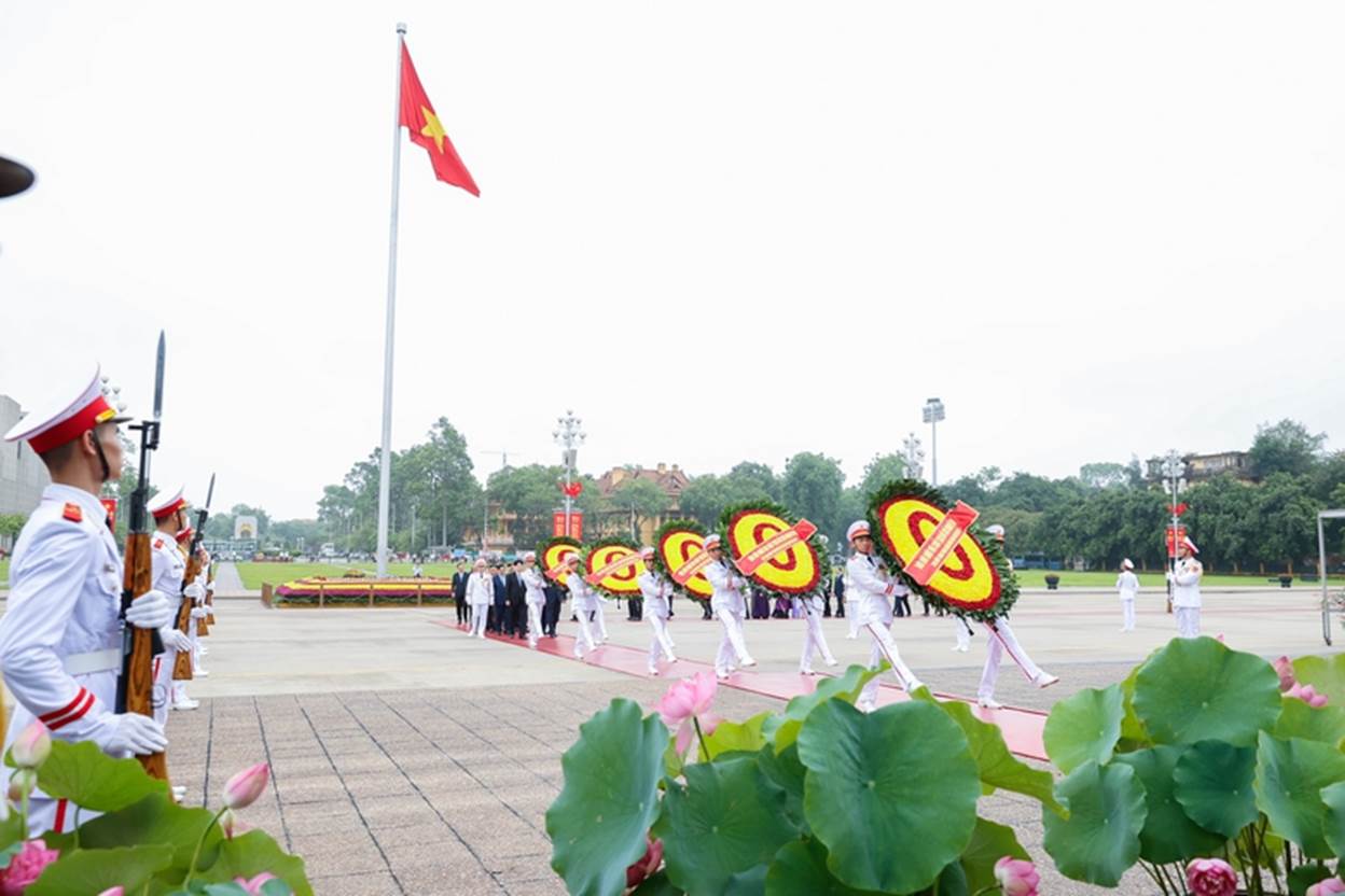 Kỷ niệm 135 năm Ngày sinh Chủ tịch Hồ Chí Minh: Lãnh đạo Đảng, Nhà nước vào Lăng viếng Bác