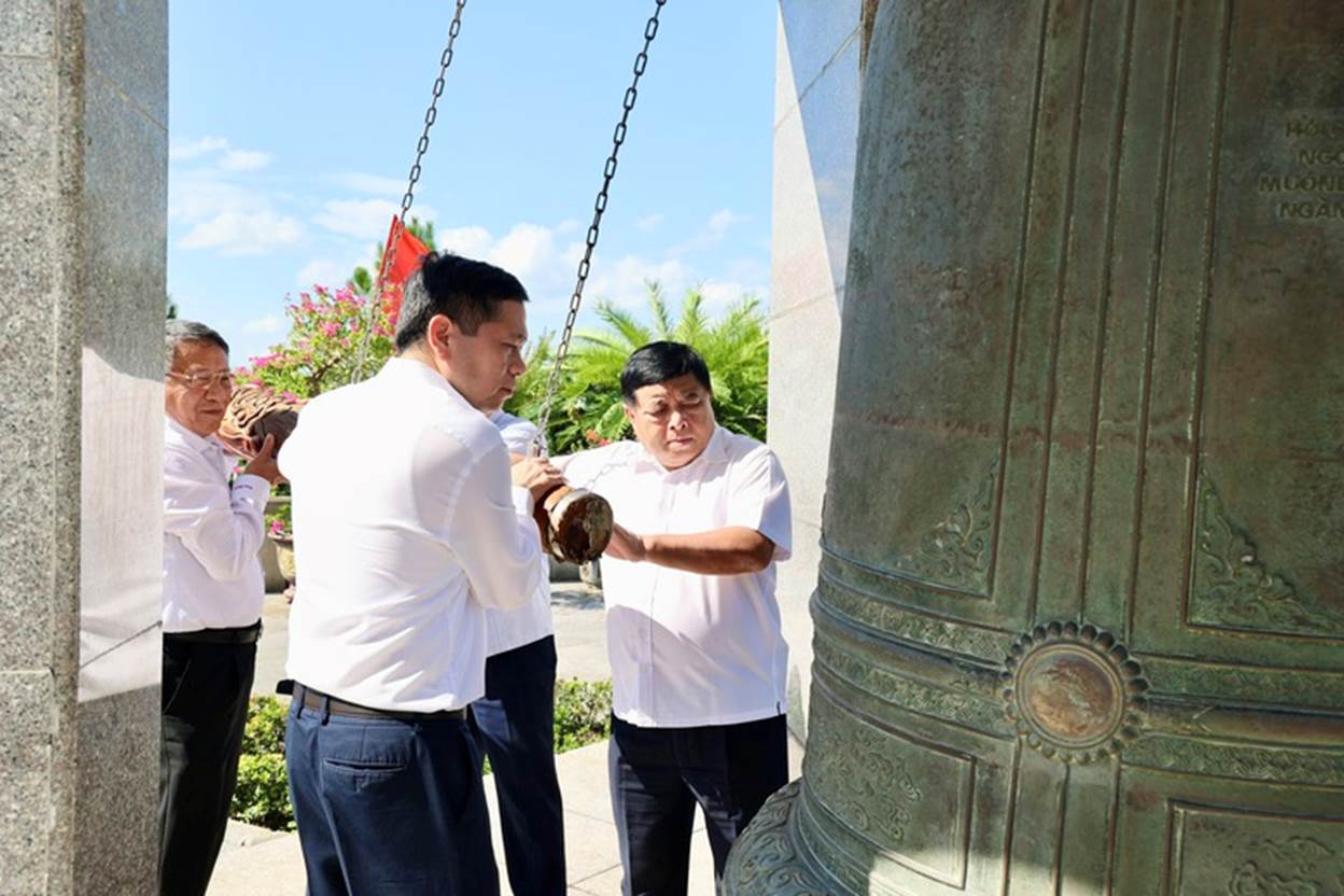 Phó Thủ tướng Nguyễn Chí Dũng tri ân các anh hùng liệt sĩ- Ảnh 6.