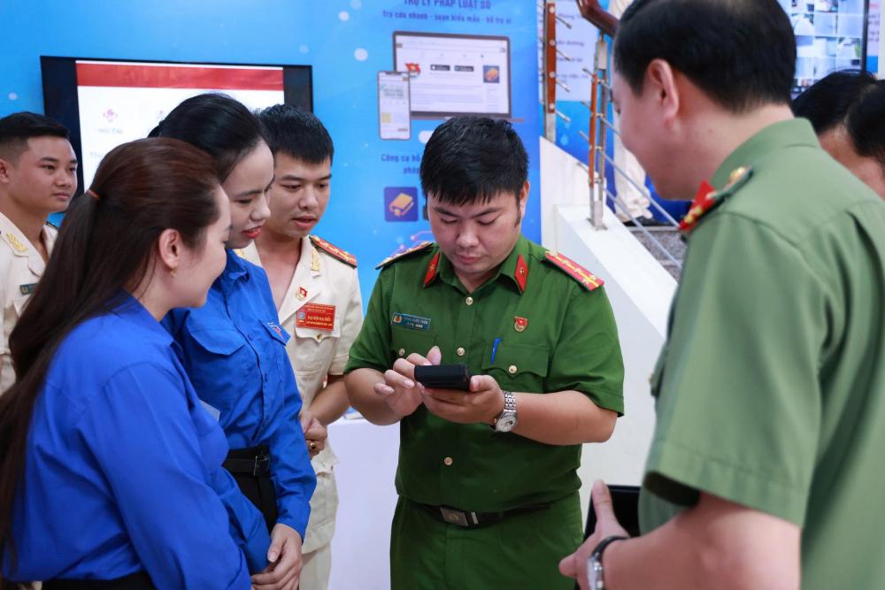 Tinh thần đổi mới, sáng tạo của đoàn viên Công an Hà Tĩnh qua “Không gian chuyển đổi số” 