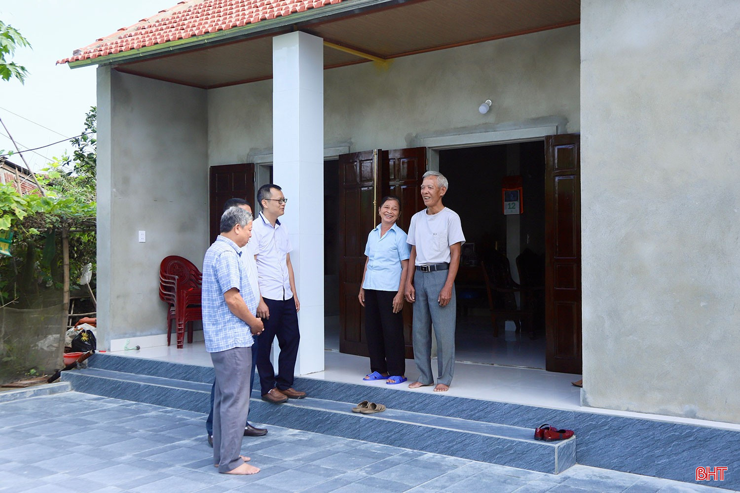 Bà Lê Thị Liên, thôn Tiến Hòa, xã Yên Hồ (Đức Thọ) chia sẻ niềm vui khi về ở trong ngôi nhà mới nhờ sự hỗ trợ từ chương trình xoá nhà tạm, nhà dột nát. Ảnh: Phan Cúc.