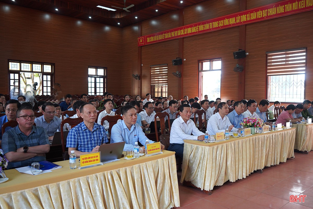 Trưởng đoàn ĐBQH tỉnh tiếp xúc cử tri Nghi Xuân