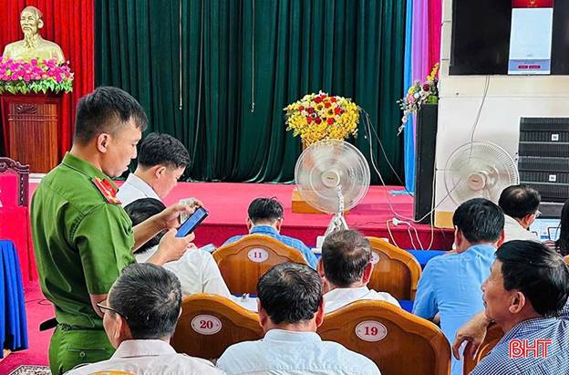 bqbht_br_luc-luong-cong-an-long-ghep-tuyen-truyen-huong-dan-nhuoi-dan-trong-cac-cuoc-hop-to-dan-pho.jpg