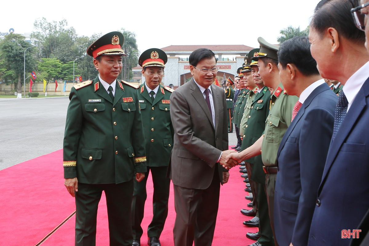 Tổng Bí thư, Chủ tịch nước Lào thăm, làm việc với cán bộ, chiến sỹ Quân khu 4