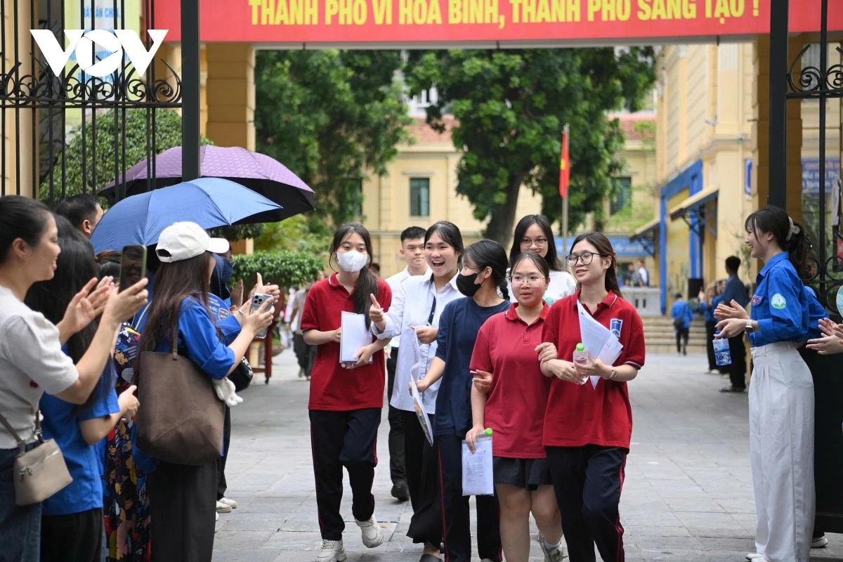  Điểm chuẩn 2025: Ngành hot tiếp tục "cháy vé", thí sinh đổ dồn vào CNTT, Báo chí, Sư phạm