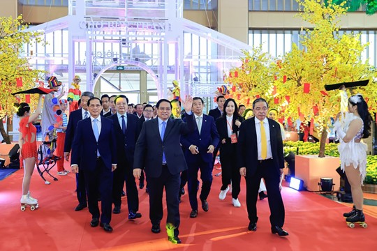 Thủ tướng Phạm Minh Chính tham quan gian hàng Hà Tĩnh tại Hội chợ mùa Xuân