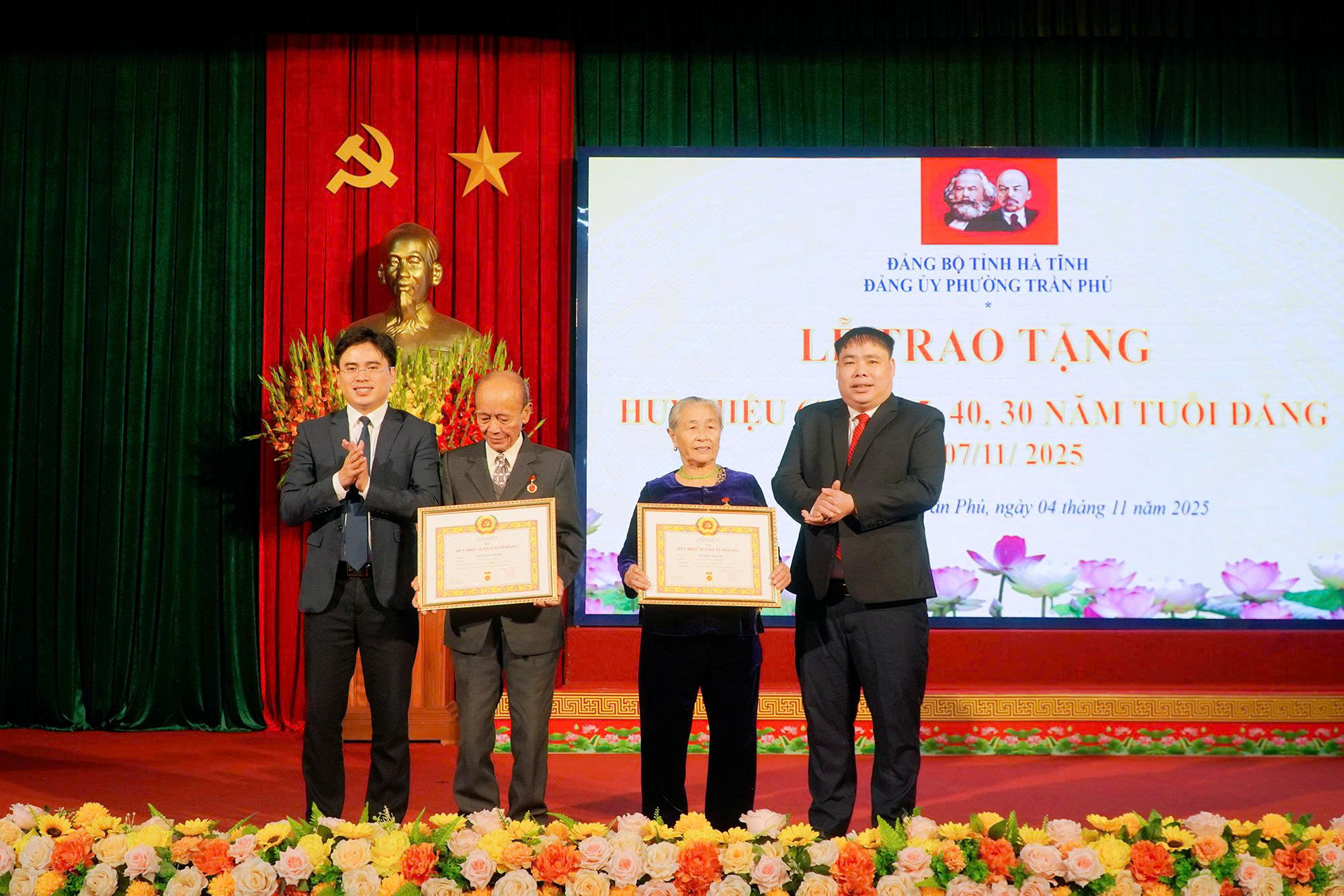 Phường Trần Phú trang trọng trao Huy hiệu Đảng đợt 7/11 cho 10 đảng viên tiêu biểu