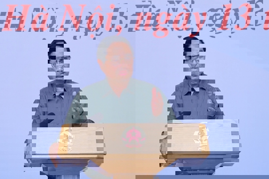 Thủ tướng: Khẩn trương xây dựng lại 1.900 nhà sập đổ, 67.000 nhà tốc mái cho đồng bào miền Trung