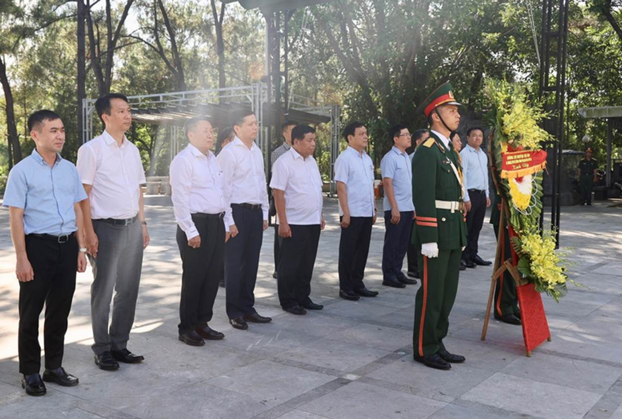 Phó Thủ tướng Nguyễn Chí Dũng tri ân các anh hùng liệt sĩ- Ảnh 7.