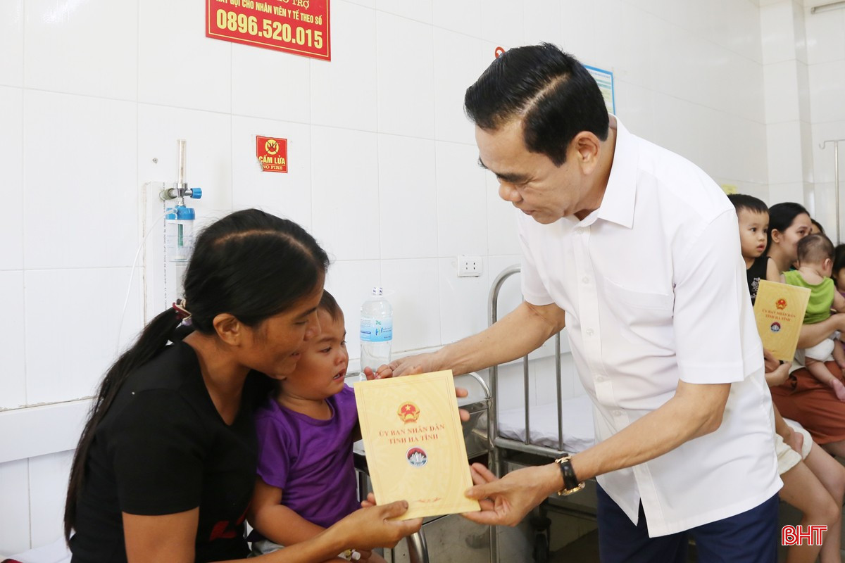 Chủ tịch UBND tỉnh tặng quà cho các bệnh nhi tại BVĐK tỉnh Hà Tĩnh