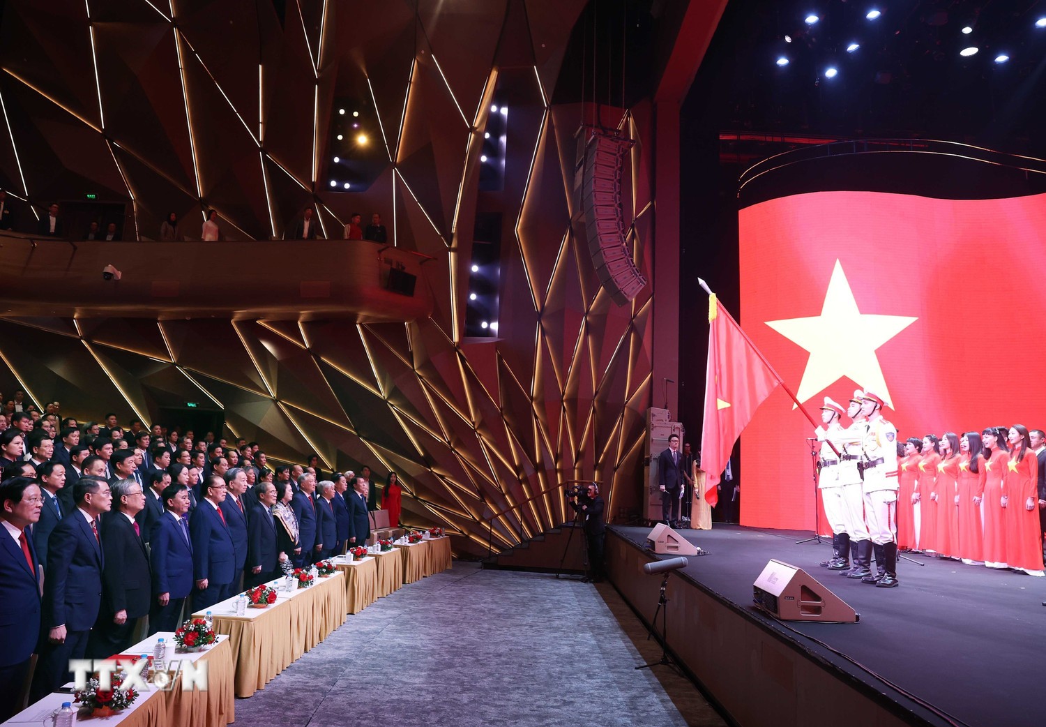  Làm cho quan điểm của Đảng, Nhà nước thấm sâu vào trái tim, khối óc