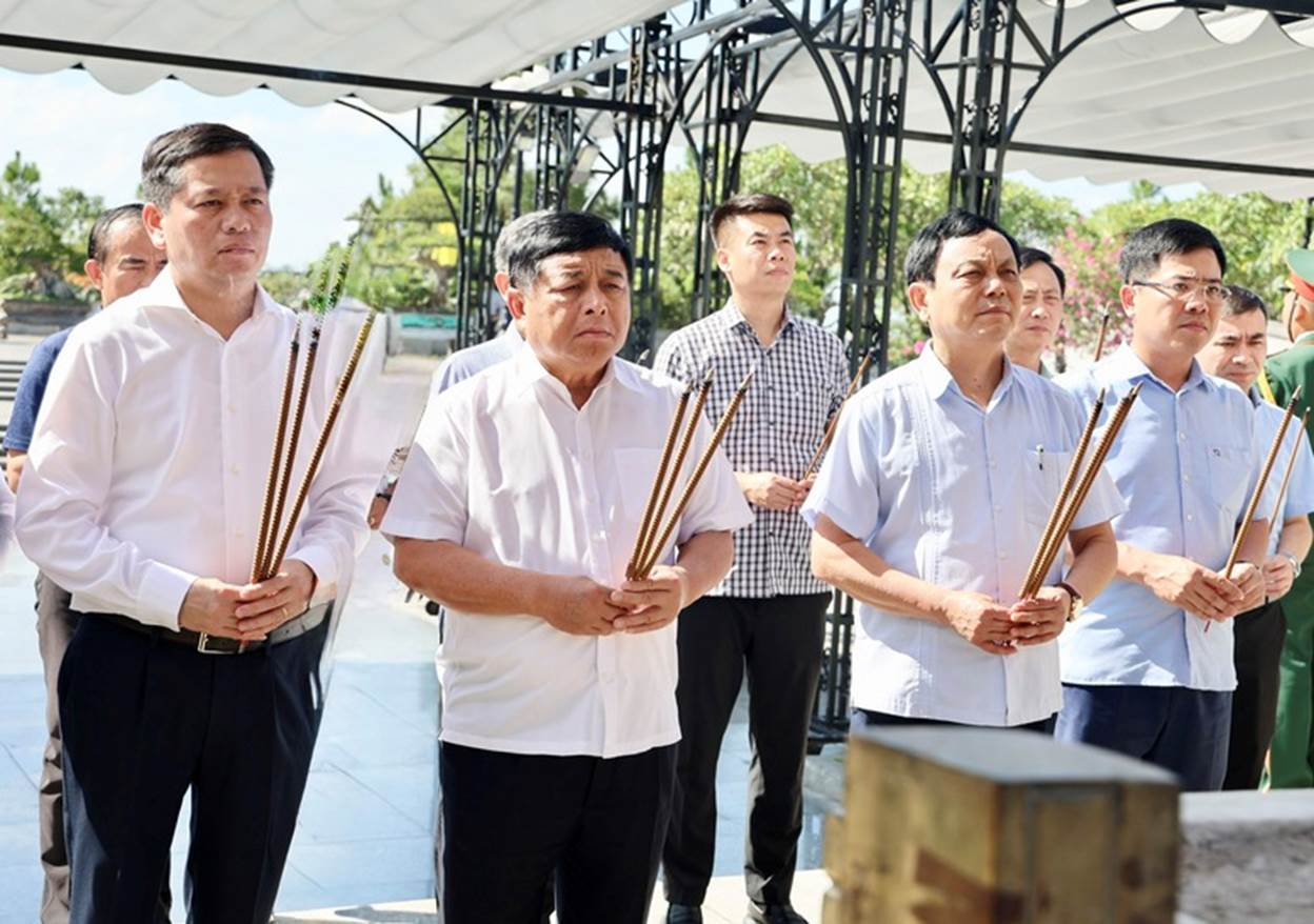 Phó Thủ tướng Nguyễn Chí Dũng tri ân các anh hùng liệt sĩ- Ảnh 5.